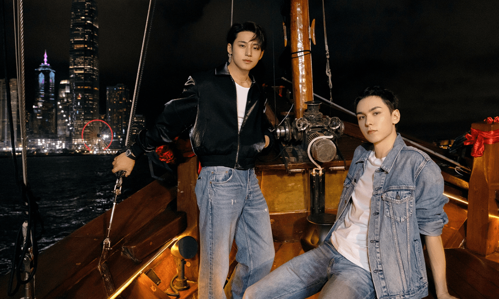 MINGYU và VERNON (SEVENTEEN) khám phá Hồng Kông về đêm giữa khung cảnh lấp lánh của Cảng Victoria