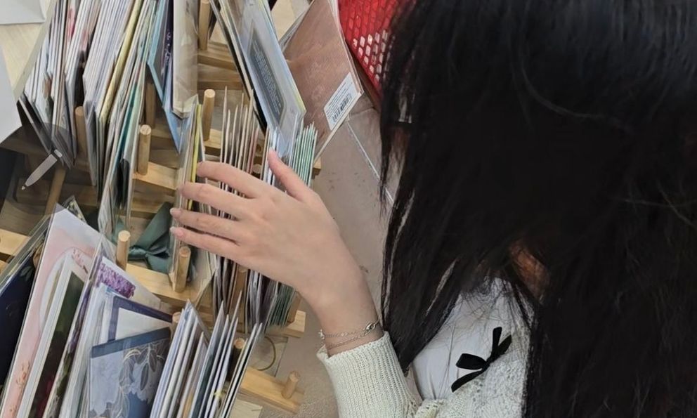 Bắt gặp 2 nữ sinh cúi nhìn điện thoại trong hiệu sách, bà mẹ TP.HCM hỏi thăm: Câu chuyện khiến chị 