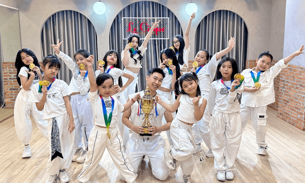 Thầy giáo 9X và hành trình gần một thập kỷ chắp cánh ước mơ nghệ thuật cho trẻ