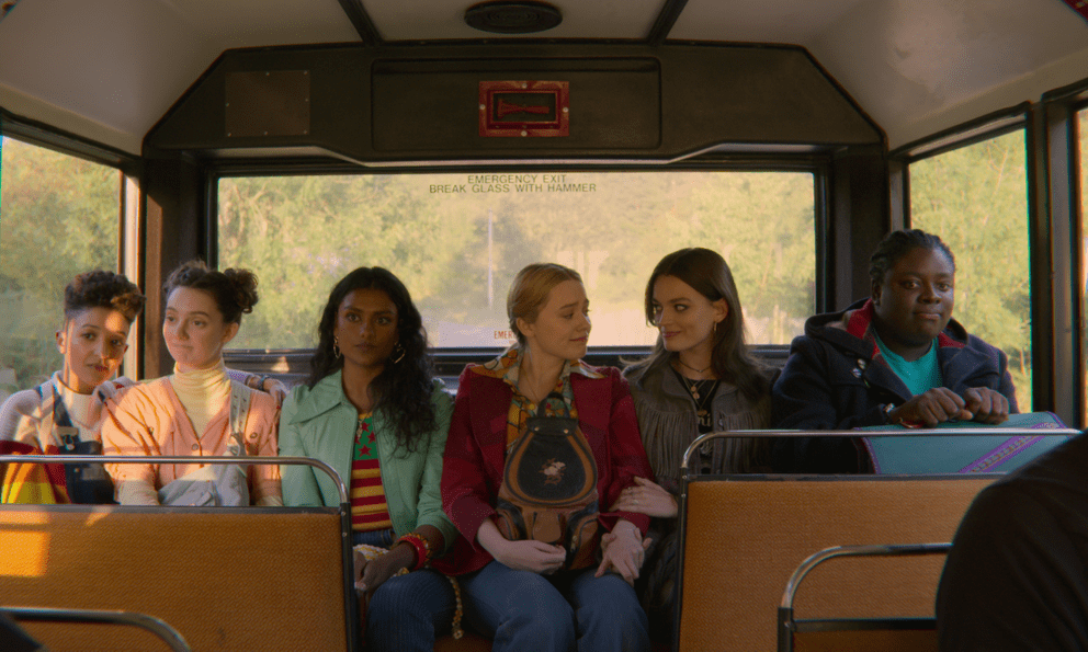 Xem phim Sex Education xong, mấy hôm sau tôi nhận được 1 tin nhắn từ cô giáo của con: Đọc đến đâu, phổng mũi tự hào đến đấy!