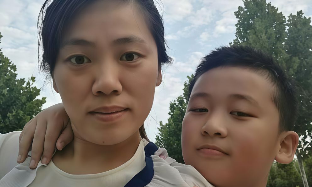 Đang ôm con trai 12 tuổi vỗ về, bà mẹ Hà Nội nhận 2 câu hỏi “nhạy cảm” khiến chị đứng tim: “Không lẽ giờ mẹ không được ôm con nữa?”