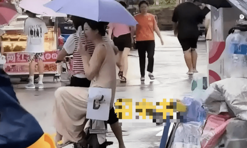 Mẹ đưa con gái 32 tuổi ra đường tìm chồng, tặng kèm nhà, xe; nhiều người than: “Nhìn mặt xong… không dám cưới!”