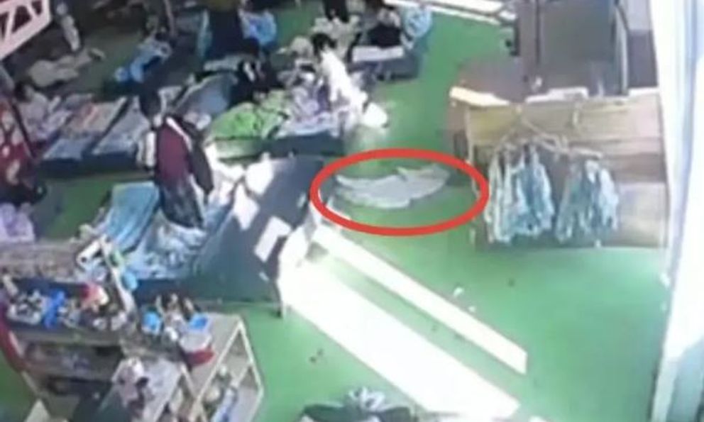 Con trai 5 tuổi thường xuyên gào khóc giữa đêm, bố lén bỏ bút ghi âm vào túi, những điều nghe được khiến anh bàng hoàng!