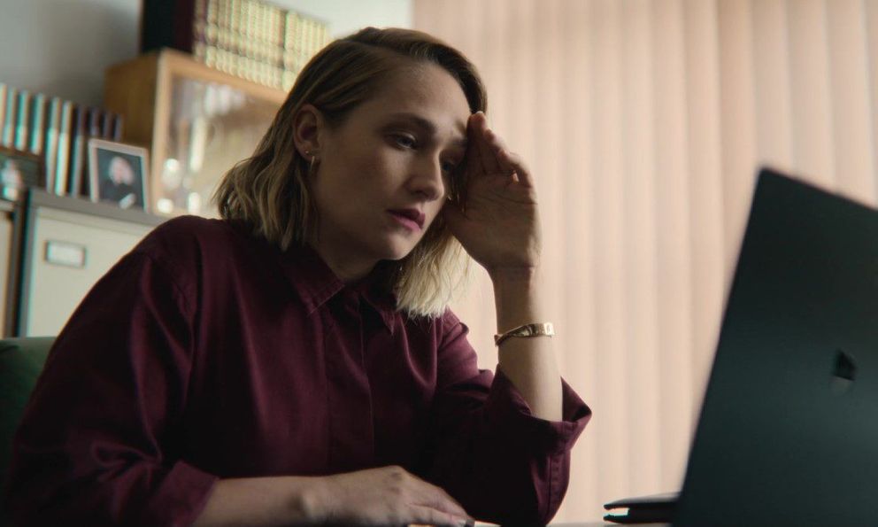  Xem phim Sex Education, tôi thấy khó chịu vô cùng: Vì nó bóc mẽ trần trụi sai lầm dạy con này của nhiều gia đình!