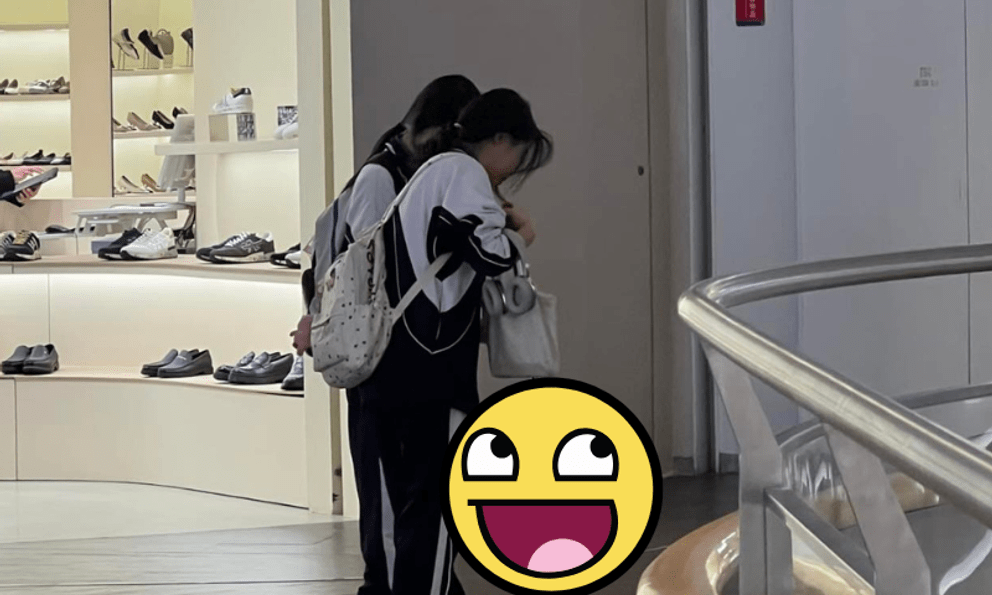 Xem bức ảnh mà tôi cứ cười mãi: 1 việc rất nhỏ nhưng không phải ai cũng can đảm làm như em học sinh này!