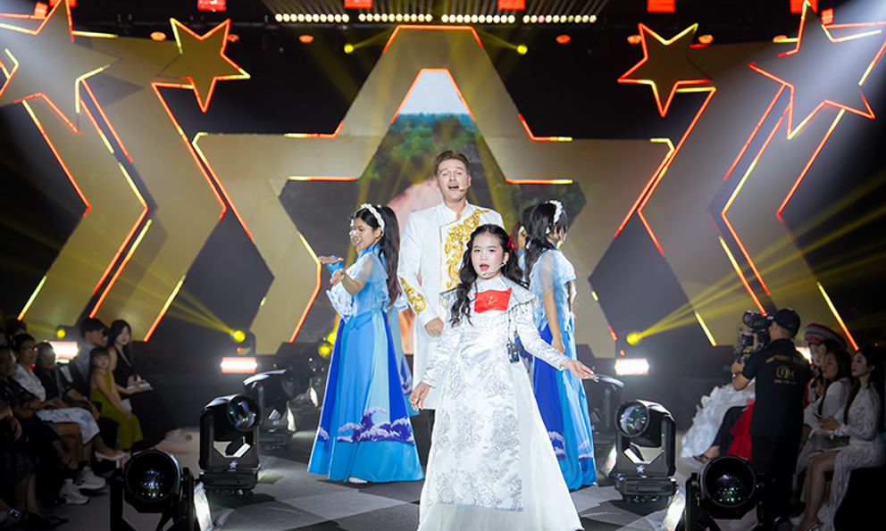 Kyo York làm mới ca khúc Hello Vietnam cùng giọng ca nhí Gabi Bảo Uyên