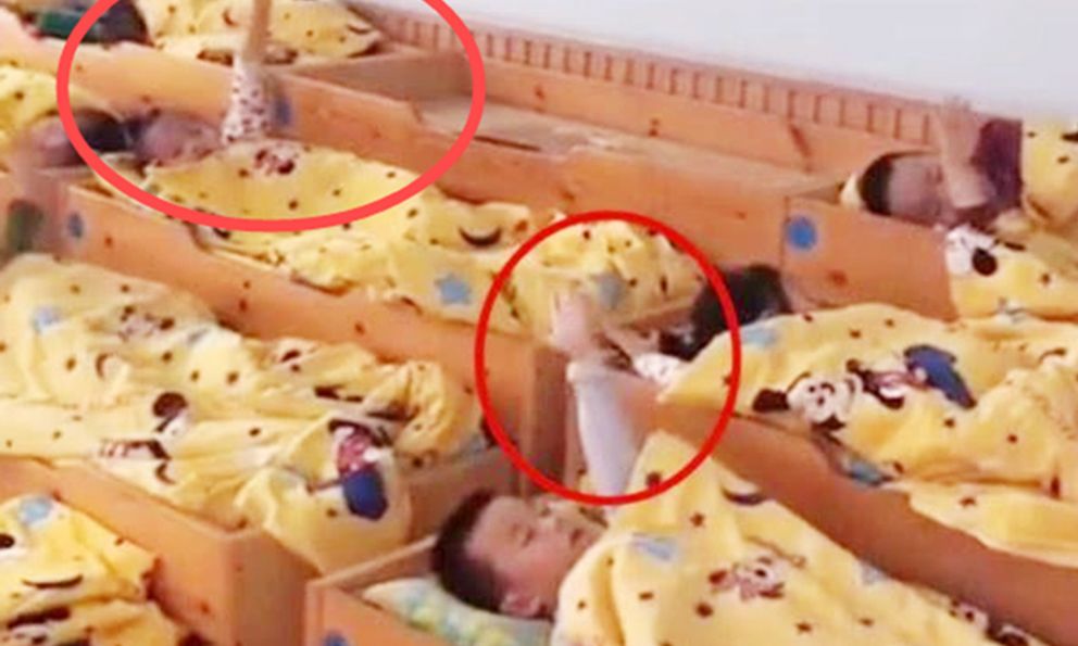 Soi clip ngủ trưa cô giáo gửi, mẹ phát hiện con có hành động bất thường mà sợ run người: Sự thật ngã ngửa!