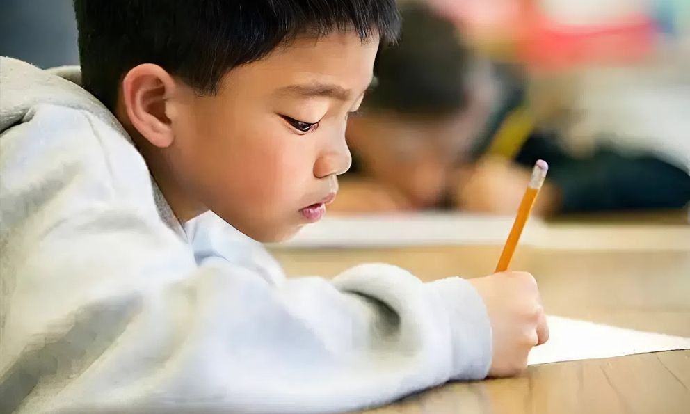 Con có 3 biểu hiện này, cha mẹ phải cảnh giác!