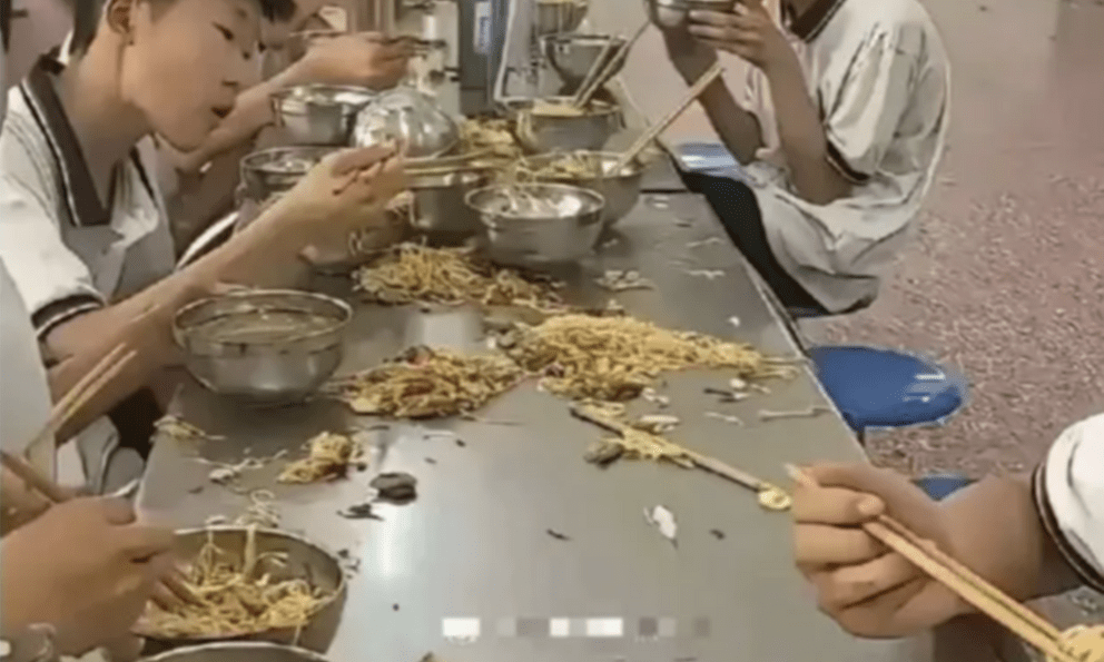 Bức ảnh thức ăn vương vãi trên bàn ăn ở trường học gây bão mạng, bất ngờ nhận 11 ngàn lượt 