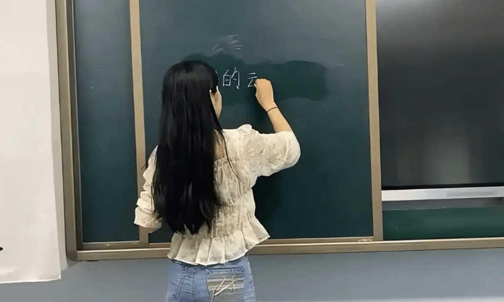 1 cô giáo bị cho nghỉ vì lý do không tưởng nhưng nghe chuyện, chính đồng nghiệp cũng chê: Thiếu chuyên nghiệp!