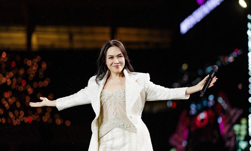 Mỹ Tâm đưa hình ảnh bên Mai Tài Phến lên màn hình lớn, 40.000 khán giả reo hò không ngớt 