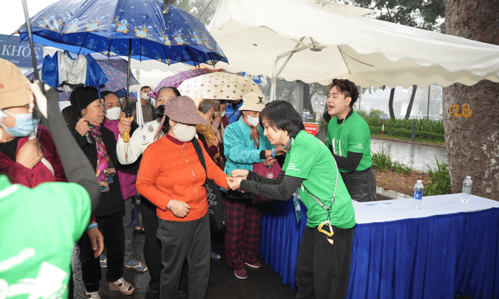 Manulife tổ chức khám sức khỏe miễn phí cho hơn 3.000 người tại Hà Nội