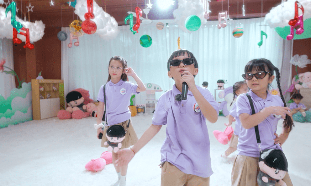 Lần đầu tiên có một MV hội tụ các em bé triệu views của Vbiz