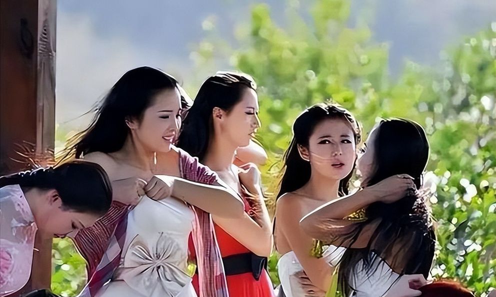 Thực trạng cay đắng ở “nhà máy sản xuất giấc mơ” Hoành Điếm: Hơn 130.000 diễn viên quần chúng chật vật tìm kiếm cơ hội đổi đời 