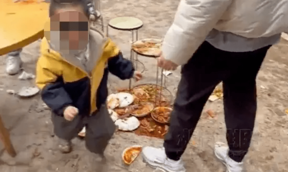 Bức ảnh đang khiến dân mạng chia phe tranh cãi: Người khen bố mẹ dạy con quá hay, người chê làm màu để quay clip!