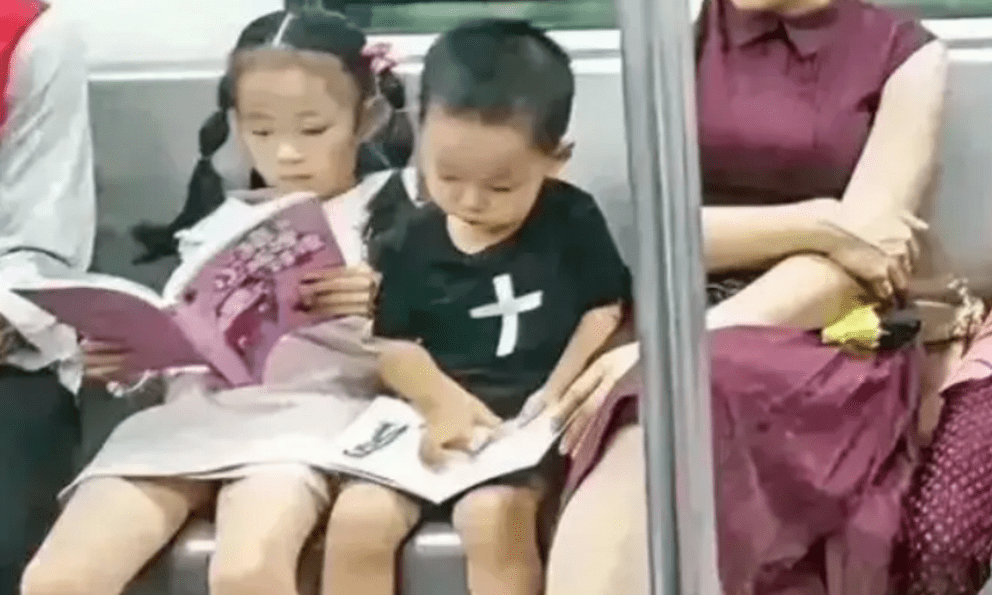 Nhiều năm sau, người ta vẫn sẽ còn bàn tán mãi về 2 bức ảnh này!