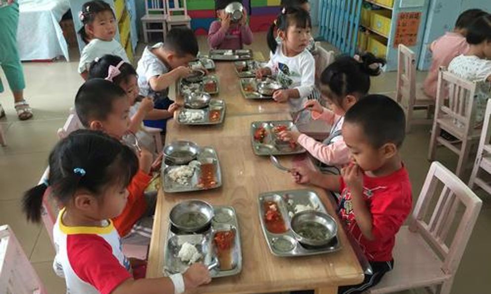 Cô giáo đăng bức ảnh bữa ăn trưa lên nhóm chat, phụ huynh sốc, làm lớn chuyện!