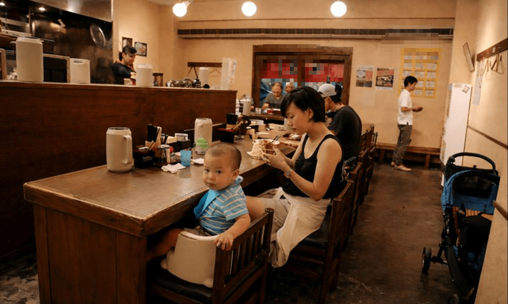 Cảnh tượng “hãi hùng” trong nhà hàng nổi tiếng ở Hà Nội khiến 1 KOLs hốt hoảng: Làm cha mẹ kiểu gì thế này?