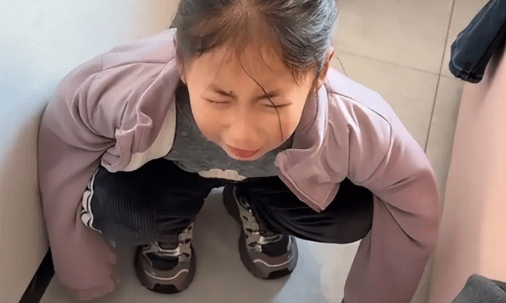 Mua giày cho con gái, 1 bà mẹ khiến mạng xã hội bức xúc: Chị có dám khẳng định bản thân không thiên vị con cái?