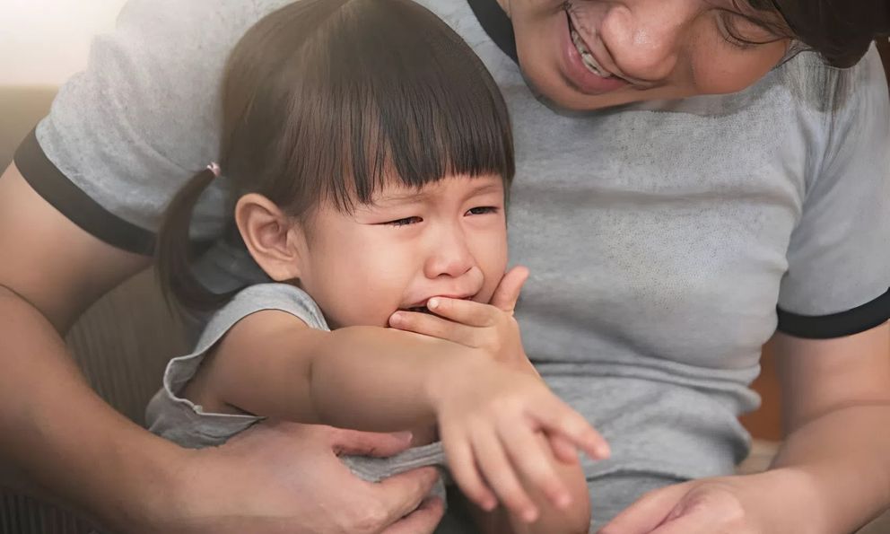 Con gái đứng trong thang máy vô tư bình luận ngoại hình người đối diện, mẹ vội vàng mỉm cười, nói 1 câu hoá giải tình huống ngại ngùng!