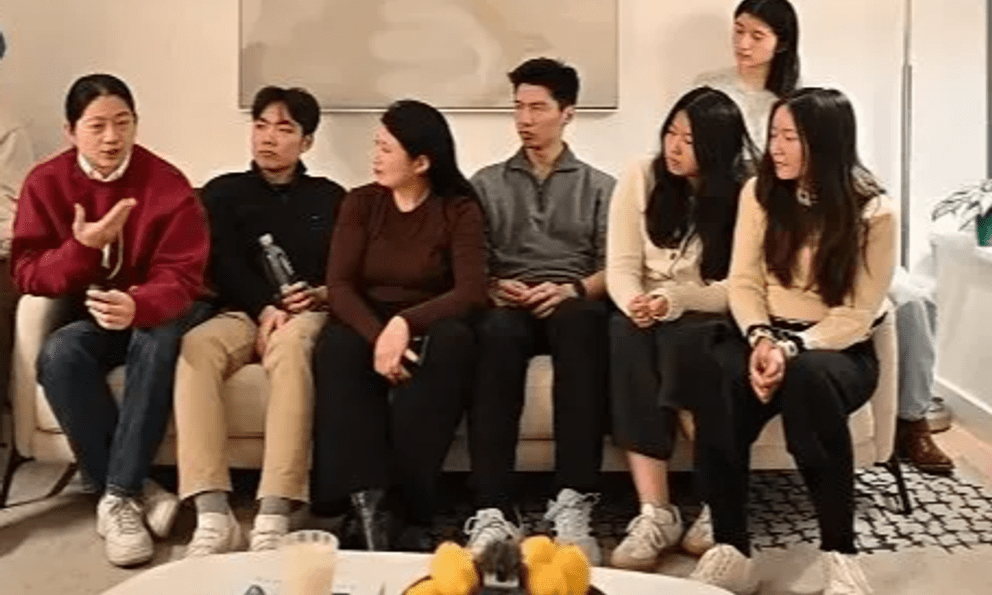 Bức ảnh gia đình 7 người có 1 chi tiết khiến dân tình 