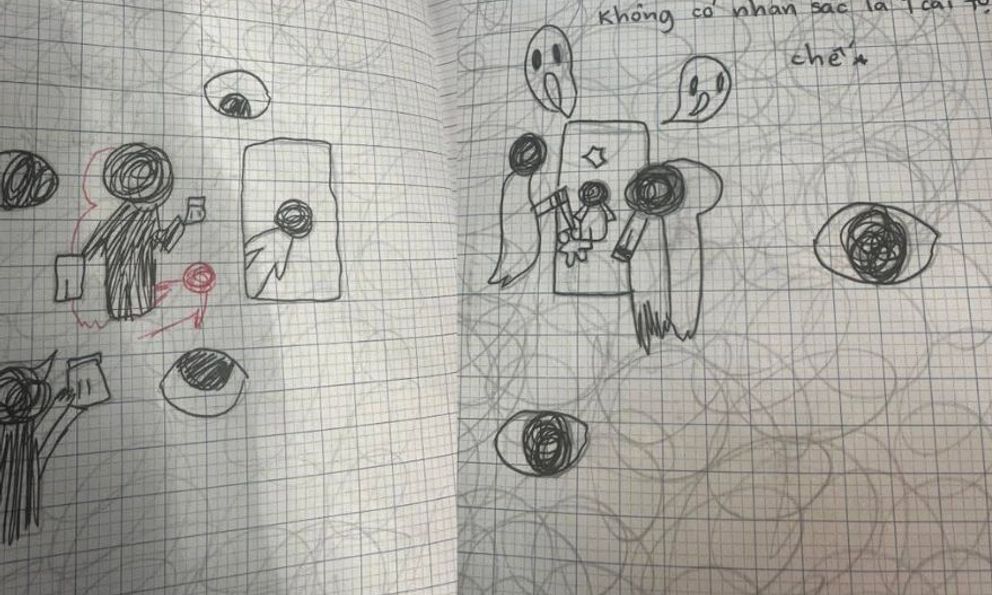 Đi họp phụ huynh vô tình thấy hình vẽ trong vở nháp của con, bà mẹ hốt hoảng: Em hoang mang quá!