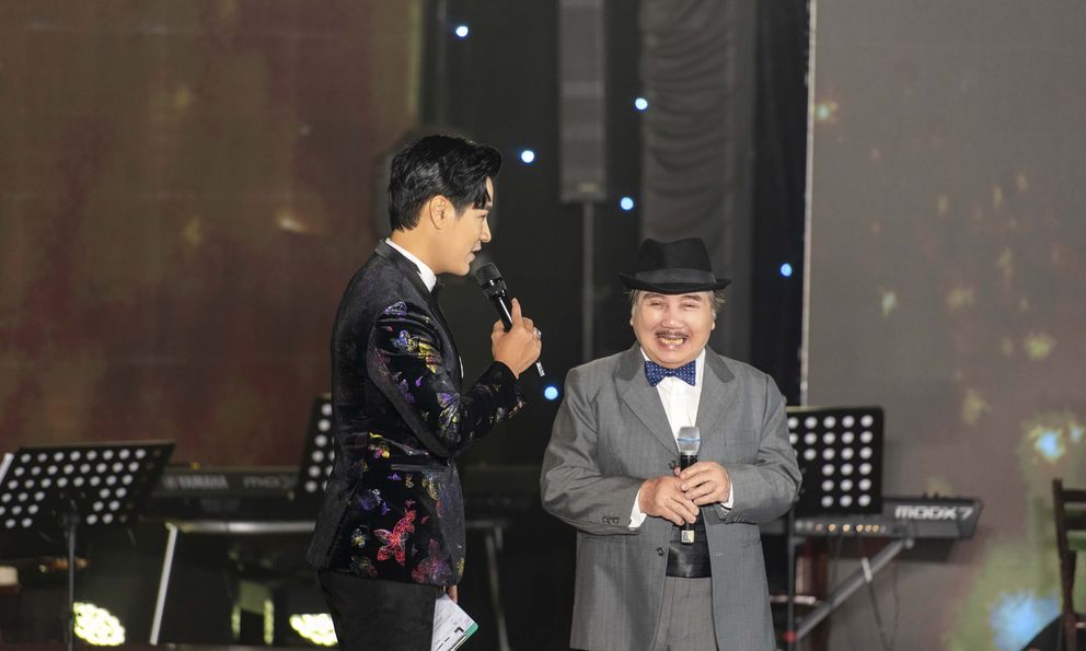 Nhạc sĩ Nhật Minh hát mở màn liveshow ở tuổi U90