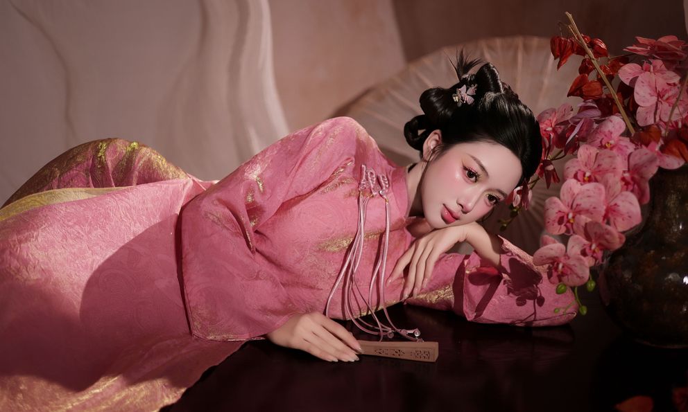 Á khôi Thanh Hương dịu dàng khoe sắc trong tà áo dài đón Xuân 2026