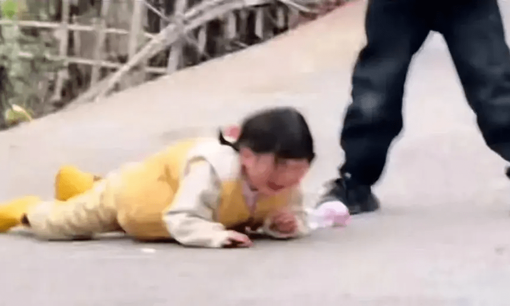 Bí mật sau bức ảnh bé gái ngã khiến cặp cha mẹ nổi tiếng bị chỉ trích!