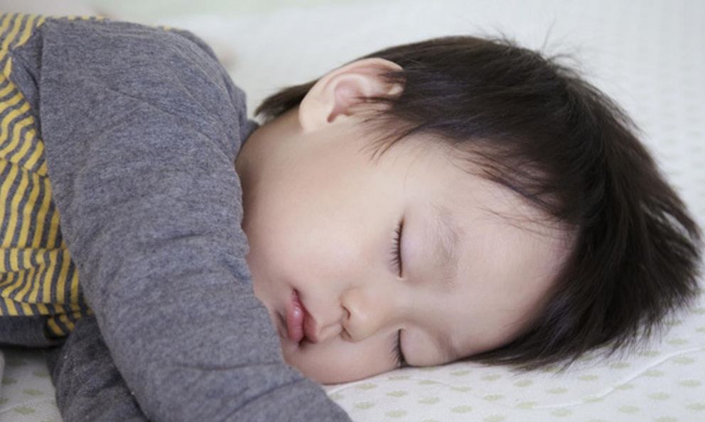 Cha mẹ phải tránh làm 3 việc này trước giờ con đi ngủ, nếu không, con càng ngày càng KÉM THÔNG MINH!