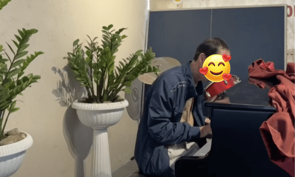 Thấy người đàn ông ngồi chơi đàn, học sinh TP.HCM quay clip lại: Danh tính thật gây ngỡ ngàng!