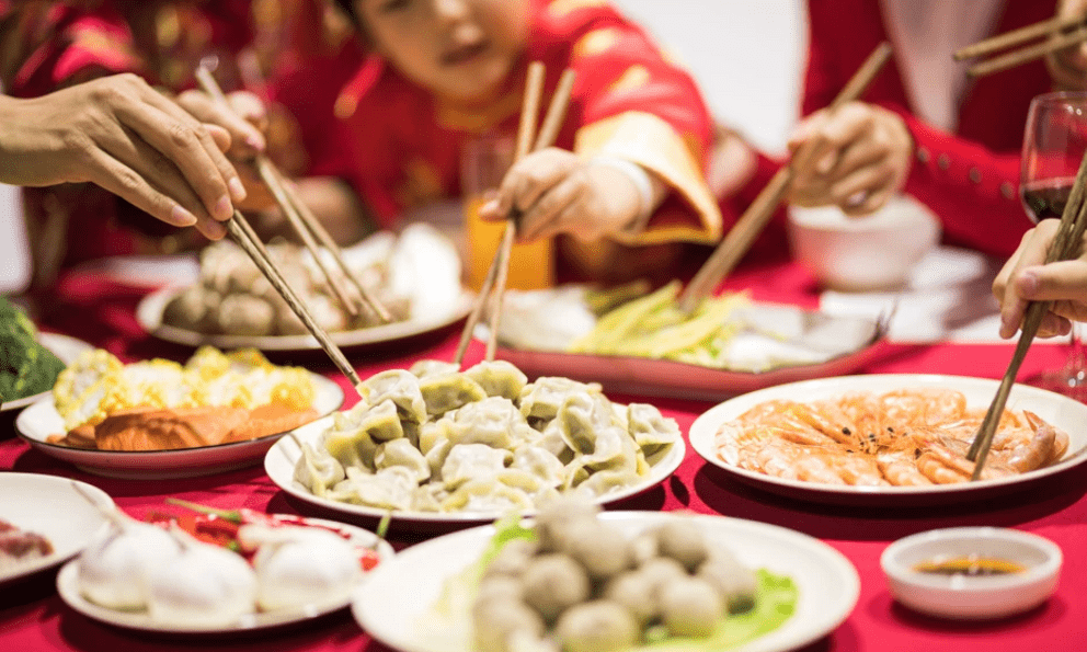 Thói quen ăn có thể ảnh hưởng đến vận mệnh, tuyệt đối ĐỪNG để con bạn mắc phải 3 hành động rất xấu này!