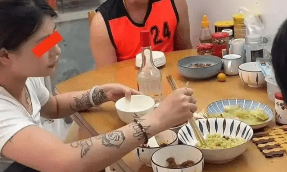 Chỉ ngồi ăn cơm mà 2 bố con nọ khiến cả mạng xã hội cãi nhau dữ dội, từ người già đến người trẻ đều vào tranh luận 1 câu!