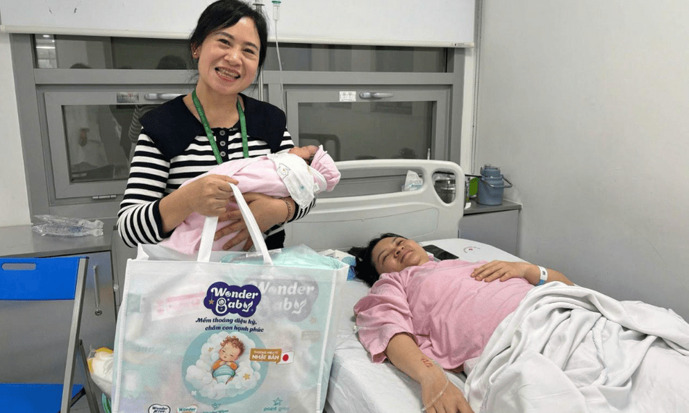 Hàng trăm em bé trên toàn quốc nhận quà 