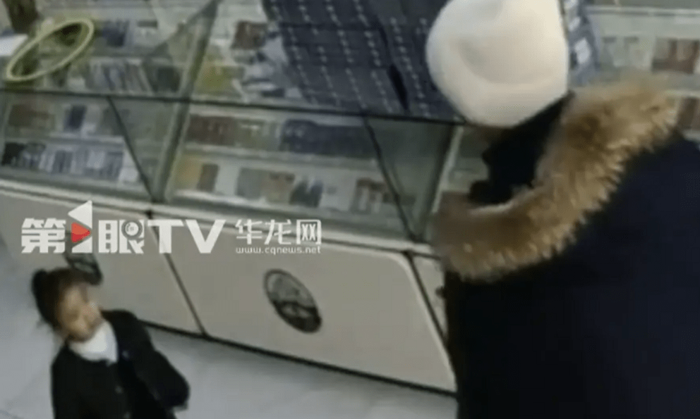 Xem camera, mẹ phát hiện con gái 3 tuổi đang nói chuyện với người lạ, câu con nói khiến chị sững sờ: Sao mà khôn khéo thế!