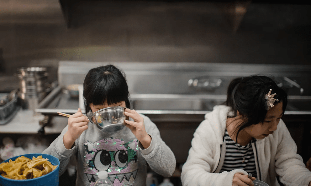 Hành động của người mẹ ở quán ăn khiến 1 luật sư TP.HCM thốt lên: Chị đã làm hỏng đứa con của mình thật rồi, chắc chắn! 