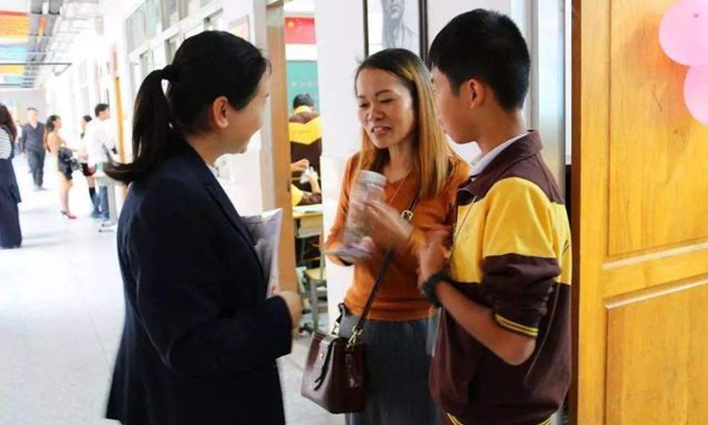 Đọc bài tập về nhà của con, một bà mẹ bức xúc, nhất quyết đòi chuyển trường