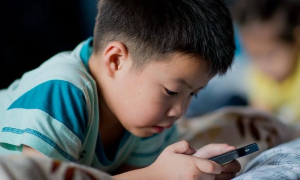 Khi trẻ bước vào tuổi dậy thì mà xuất hiện 4 biểu hiện này, cha mẹ nên lập tức thu điện thoại