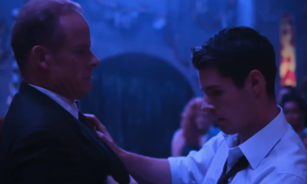 Xem phim Sex Education, chồng tôi im lặng rất lâu: Lần đầu tiên, anh làm 1 điều khiến con trai kinh ngạc!