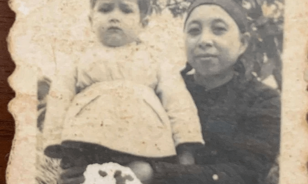 Cậu bé được mẹ ẵm trong bức ảnh giờ là tên tuổi đình đám showbiz Việt: Gia thế 