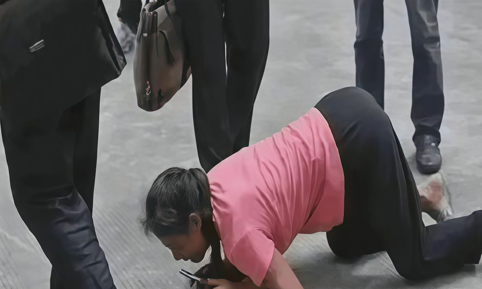 “Nó là em ruột của con mà!” - Người mẹ ngoài 60 tuổi quỳ xin con gái, câu đáp trả của cô gây tranh cãi