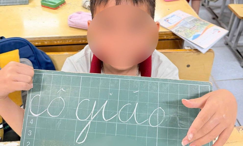 Được yêu cầu viết 1 câu nhận xét về cô giáo, cậu bé viết 1 chữ nhưng bất ngờ là phản ứng của giáo viên