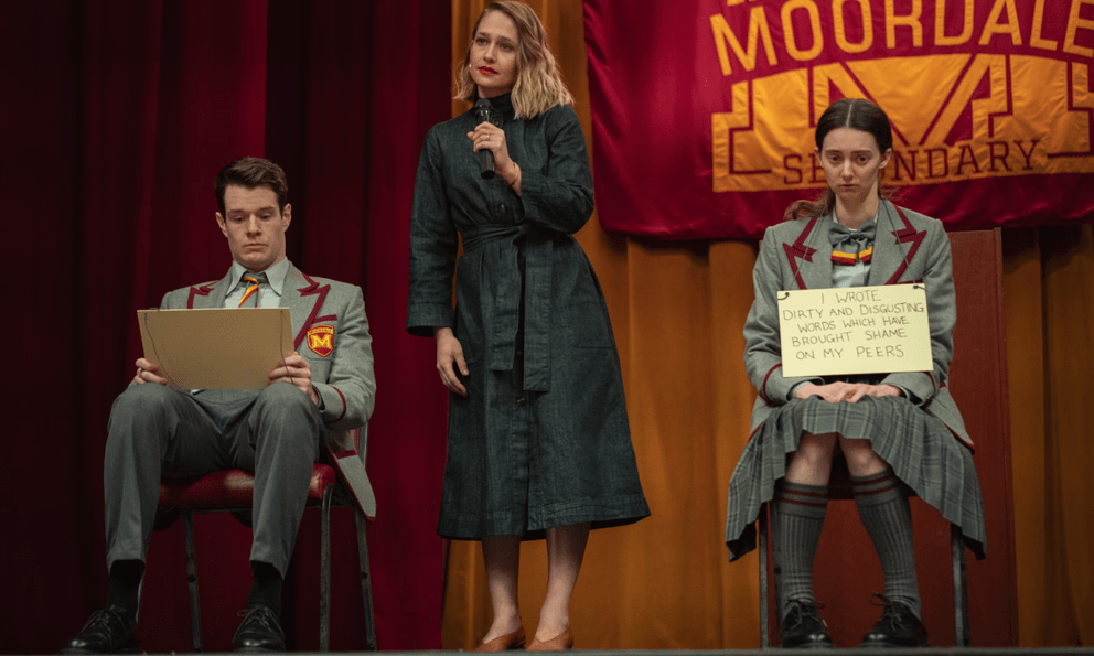 Xem phim Sex Education, tôi chết lặng: Đây là lý do năm ấy bố nhất quyết ly hôn mẹ, còn tôi rút ra bài học không bao giờ quên!