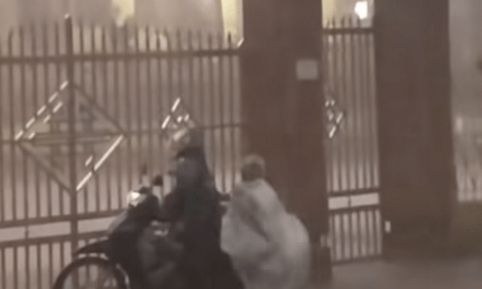 Đoạn video chiếc áo mưa rơi giữa giông bão khiến cư dân mạng Việt Nam xuýt xoa: Cả tuổi thơ chỉ mong có cảm giác này! 