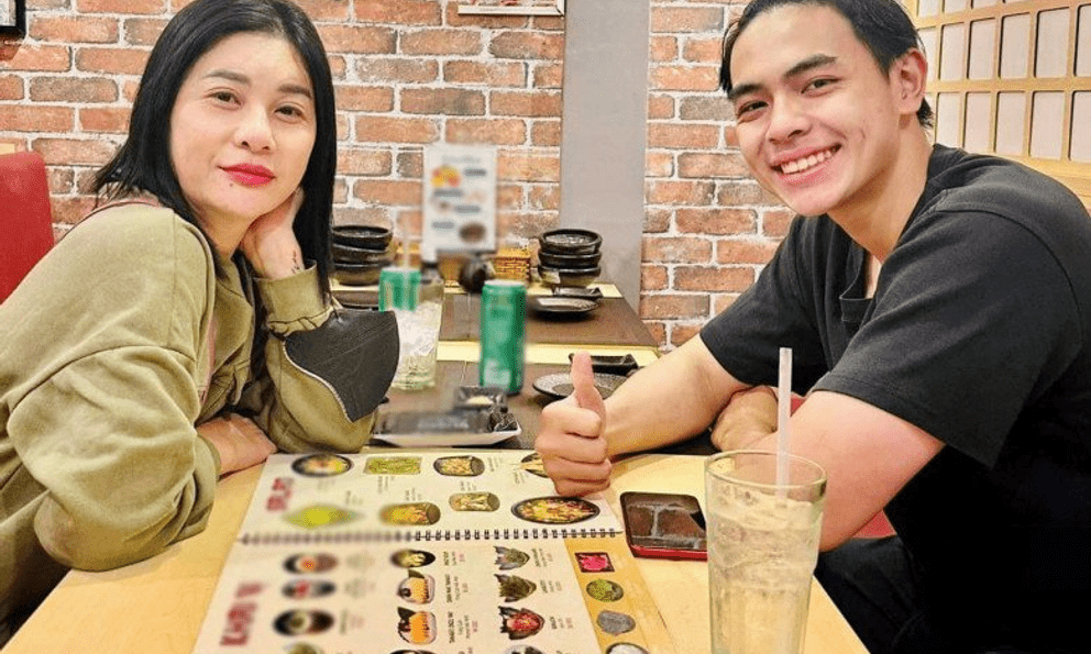 Chỉ cần nhìn vào hành động này là biết Cát Phượng hàng ngày dạy con ra sao!