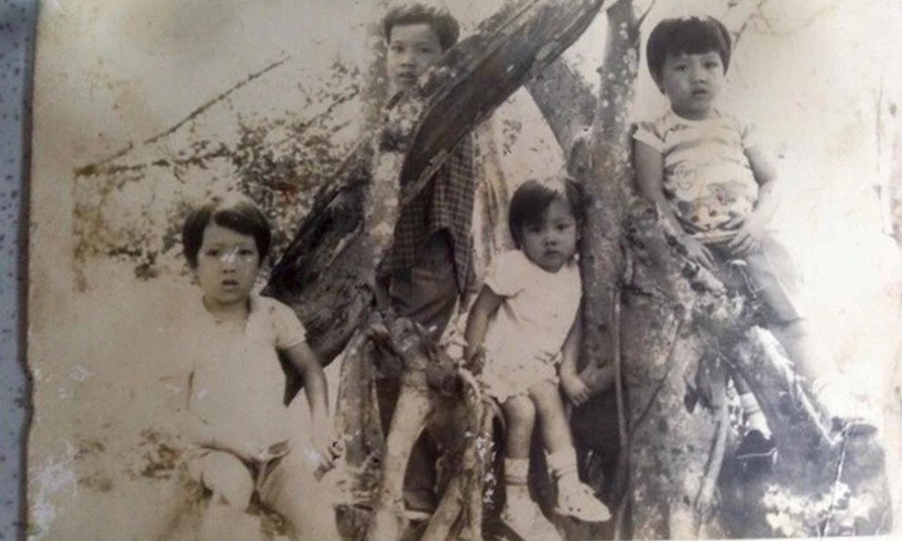Bị buộc thôi học vì nghèo, cậu bé trong ảnh đen trắng giờ là đại gia showbiz, sở hữu bí quyết dạy con cực khéo