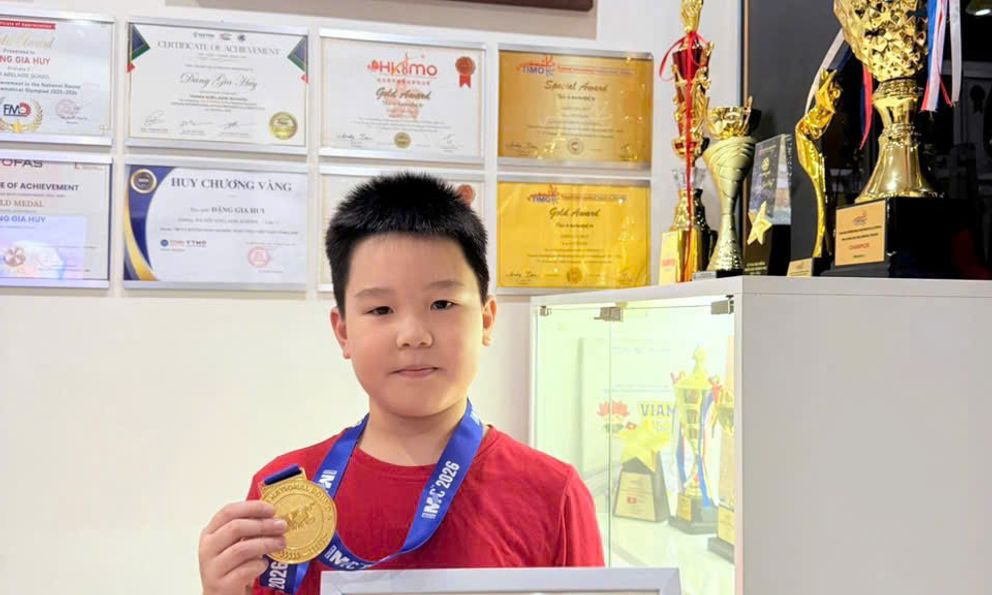 Choáng với thành tích dày đặc từ MẦM NON đến lớp 1 của cậu bé ở Hà Nội: Gia đình không ép học, con đi thi như đi chơi!