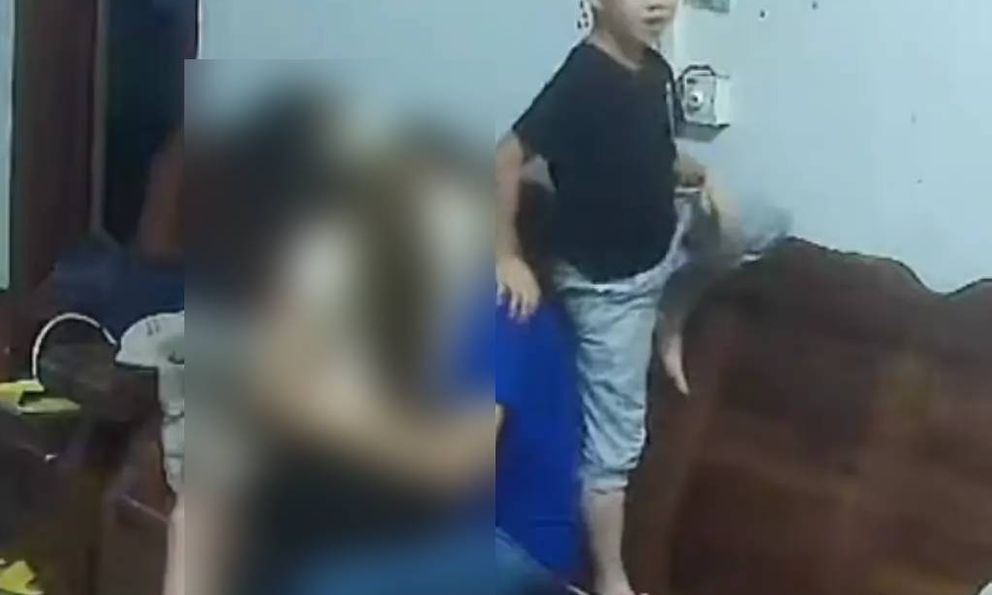 Bức ảnh tưởng cảm động hoá... cảm lạnh: Sao lại làm điều này trước mặt con trẻ?