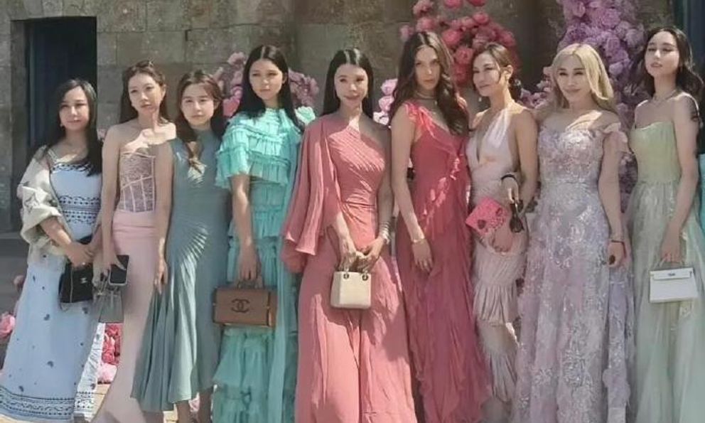 Nhìn dàn phù dâu trong hôn lễ Hề Mộng Dao và Hà Du Quân liền hiểu thế nào là 