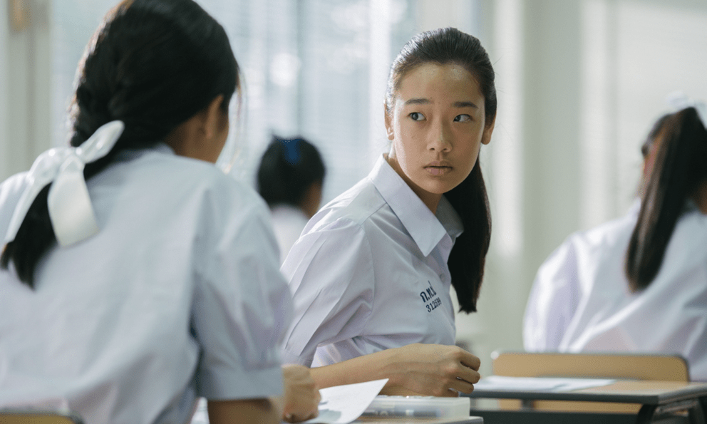 Trung Quốc: Thấy thí sinh cứ nhìn chằm chằm vào cục tẩy trên bàn, giám thị liền kiểm tra, bất ngờ phát hiện đường dây gian lận tinh vi!